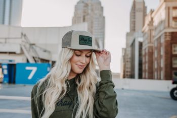 7 Panel hat – Sand with green logo(1)